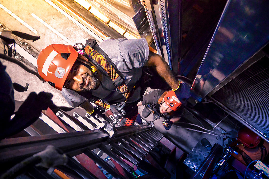 Rettungsübung mit Höhensicherungsgerät während einer PSAgA Schulung