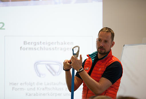 PSAgA Schulung - Trainer bei der Unterweisung im Seminarraum