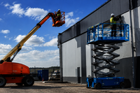 Arbeiten auf einer Scheren- und Hubarbeitsbühne