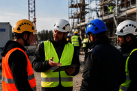 Verschiedene Firmen auf einer Baustelle