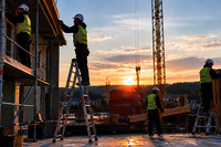 Arbeiten auf verschiedenen Leitern und Tritte