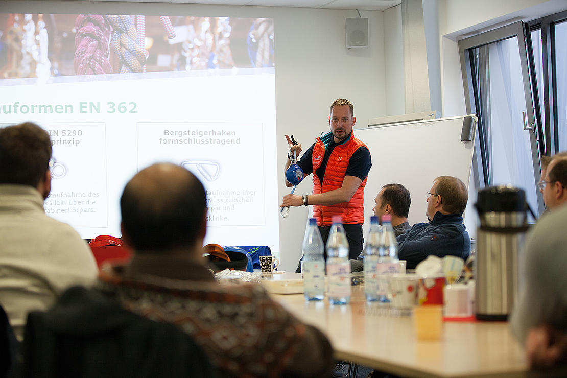 Erfahrener Trainer erklärt PSAgA Ausrüstung in einer DGUV-zertifizierten Schulung