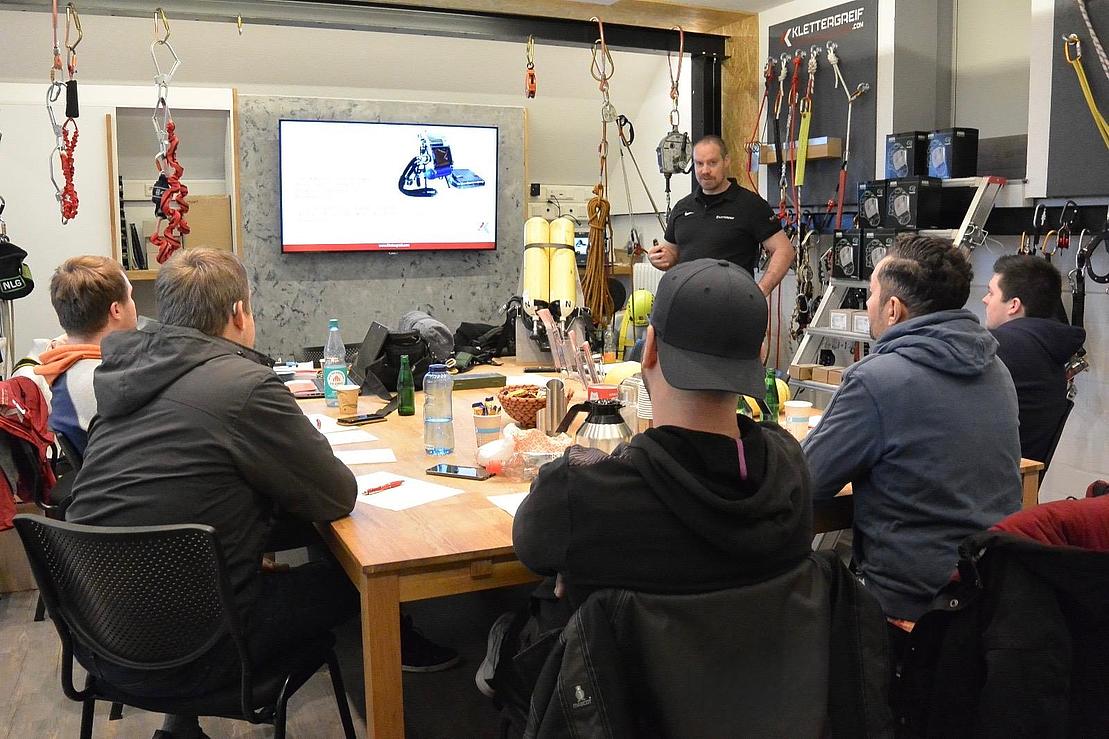 Gruppe von Mitarbeitern nimmt gemeinsam an einer PSAgA Schulung teil